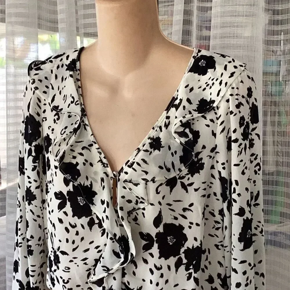ASTR The Label Long Sleeve Chiffon Floral Crop Top Women’s XS Cream & Black